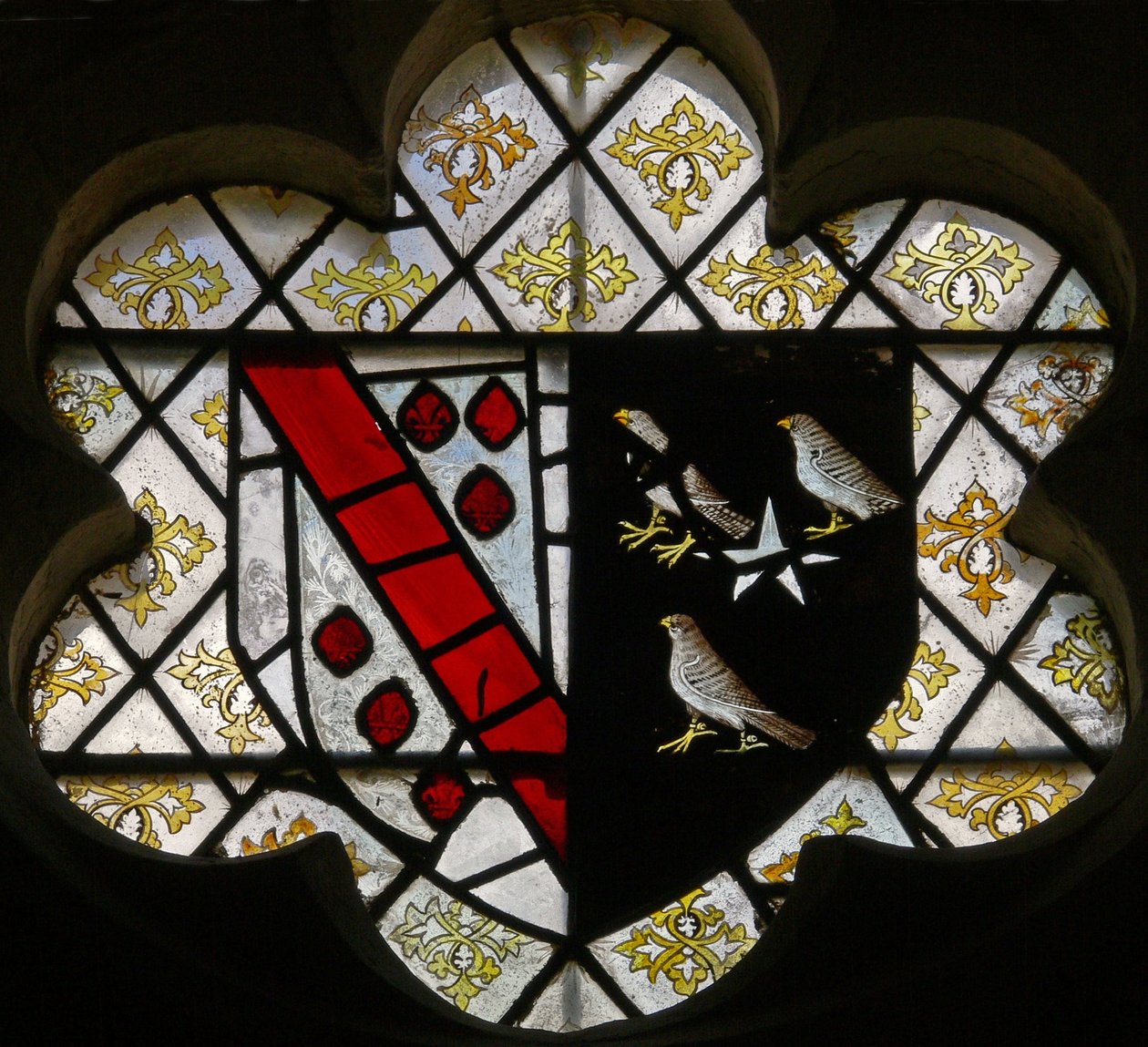 Ventana N5 que representa los escudos de Fitz-Ellis y Fawkener de English School