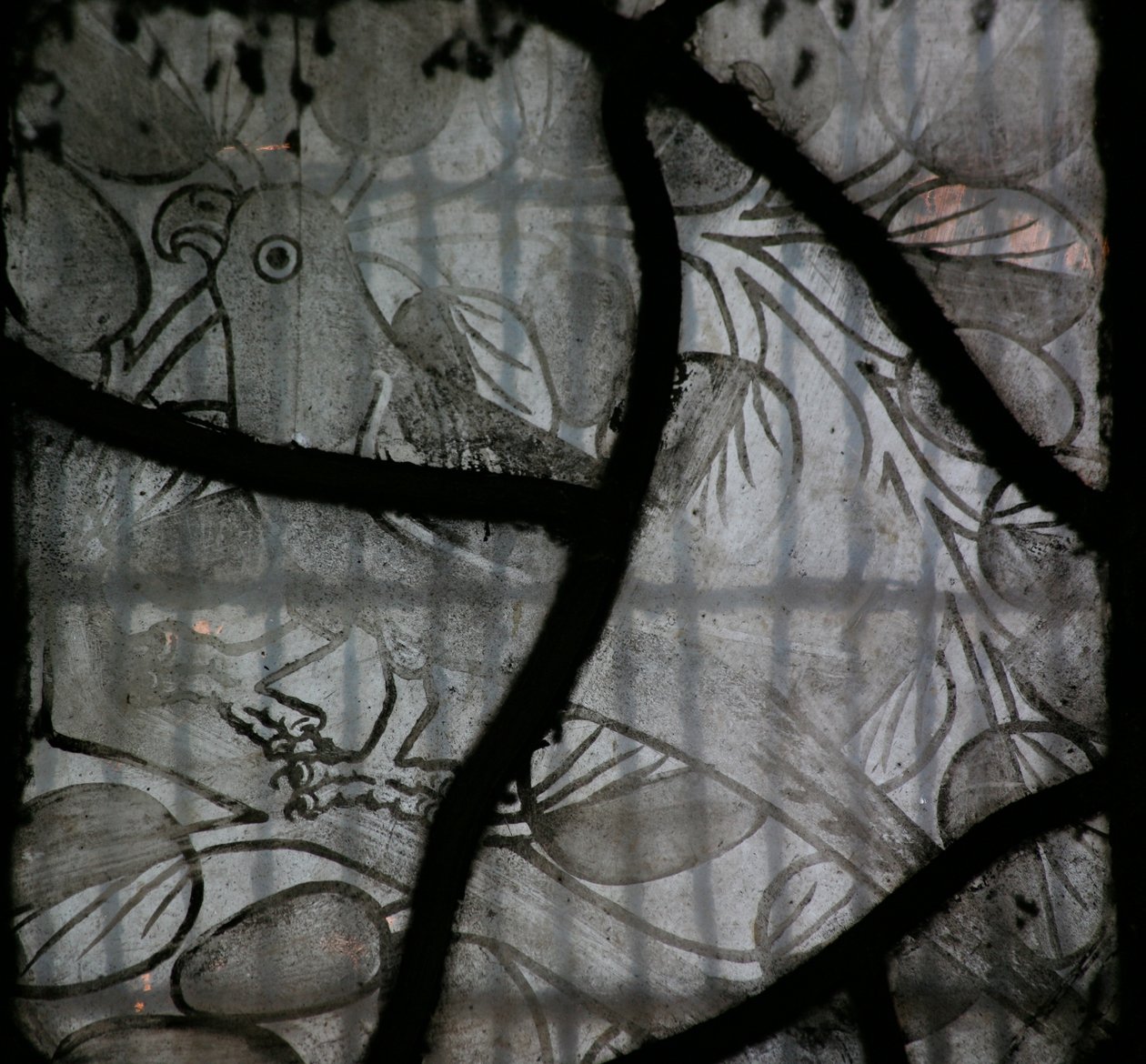 Ventana NW que representa un pájaro de English School