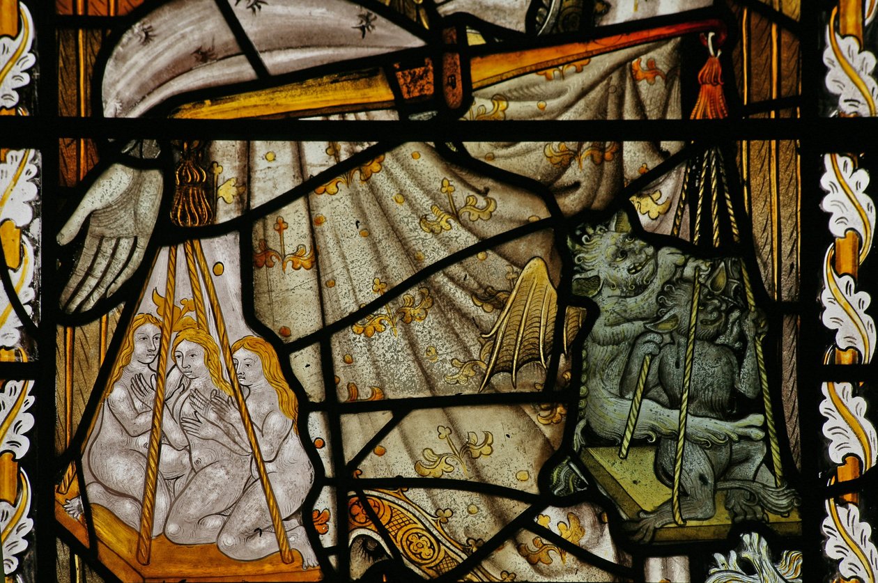Ventana Na que representa las balanzas de San Miguel con el diablo y las almas en las balanzas de English School