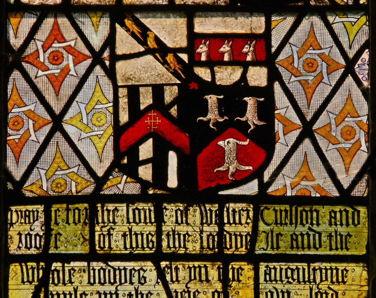 Ventana S4 que representa los escudos de Walter Curson e Isobel Saunders de English School