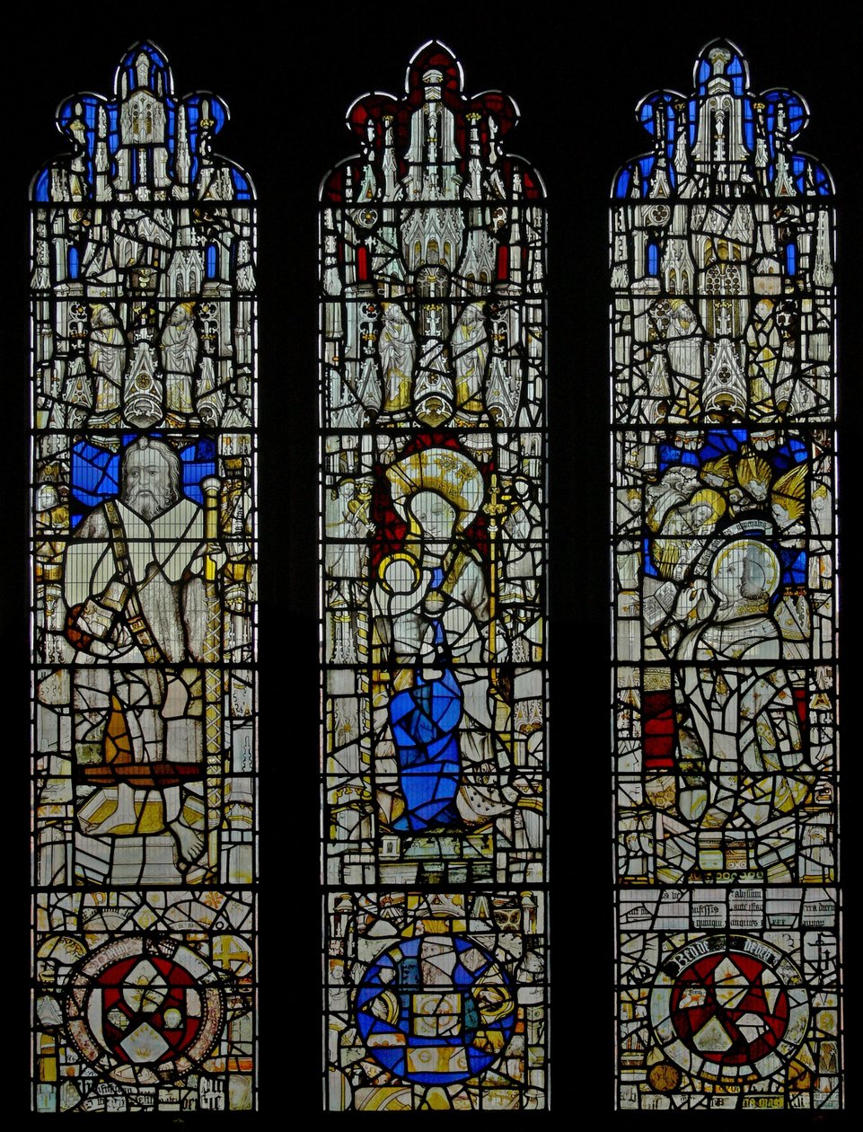 Ventana S6 que representa a Santiago, la Virgen y el Niño, la Misa de San Gregorio de English School