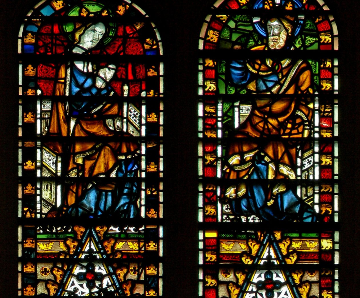 Ventana Ww que representa la Coronación de la Virgen de English School