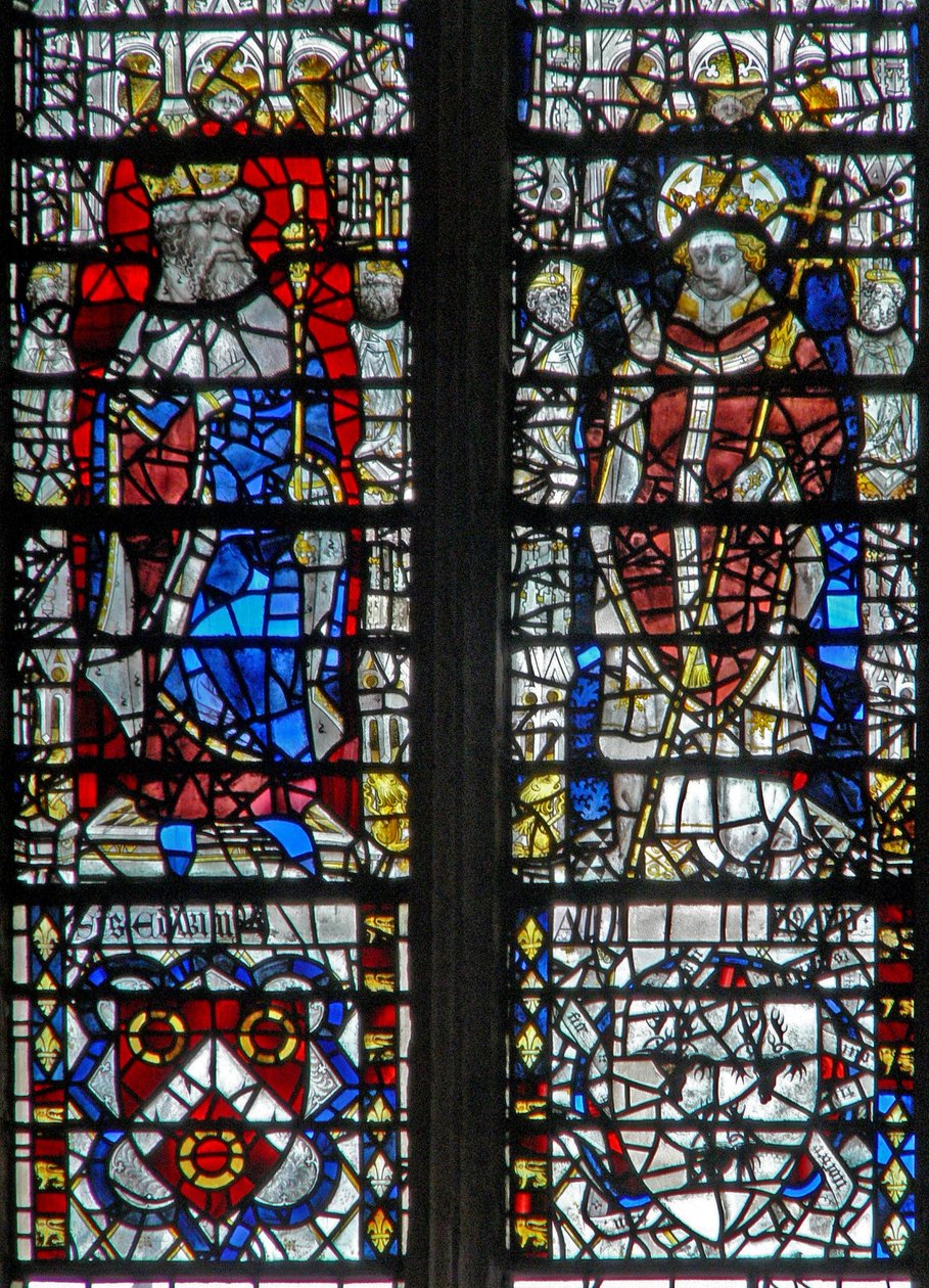 Ventana c17 que representa figuras y escudos abajo de English School