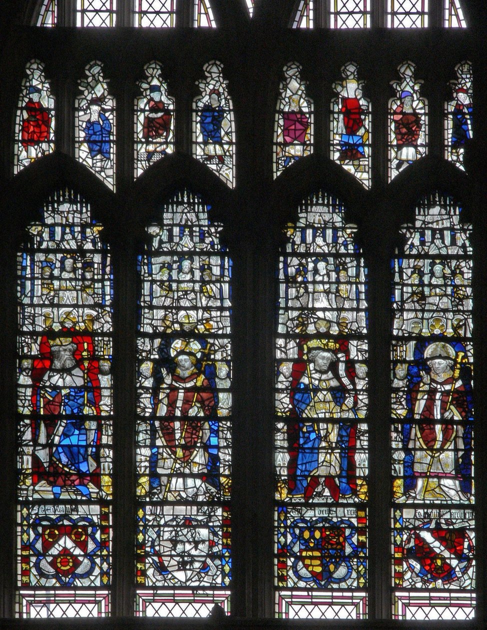 Ventana c17 que representa figuras y escudos abajo de English School