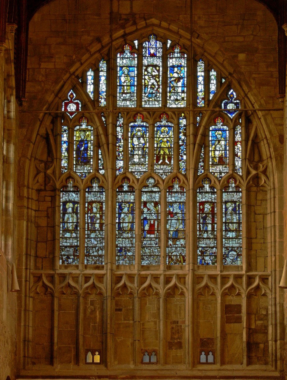 Ventana que representa una vista de la fachada oeste de la iglesia con figuras de santos y miembros de la jerarquía angélica de English School