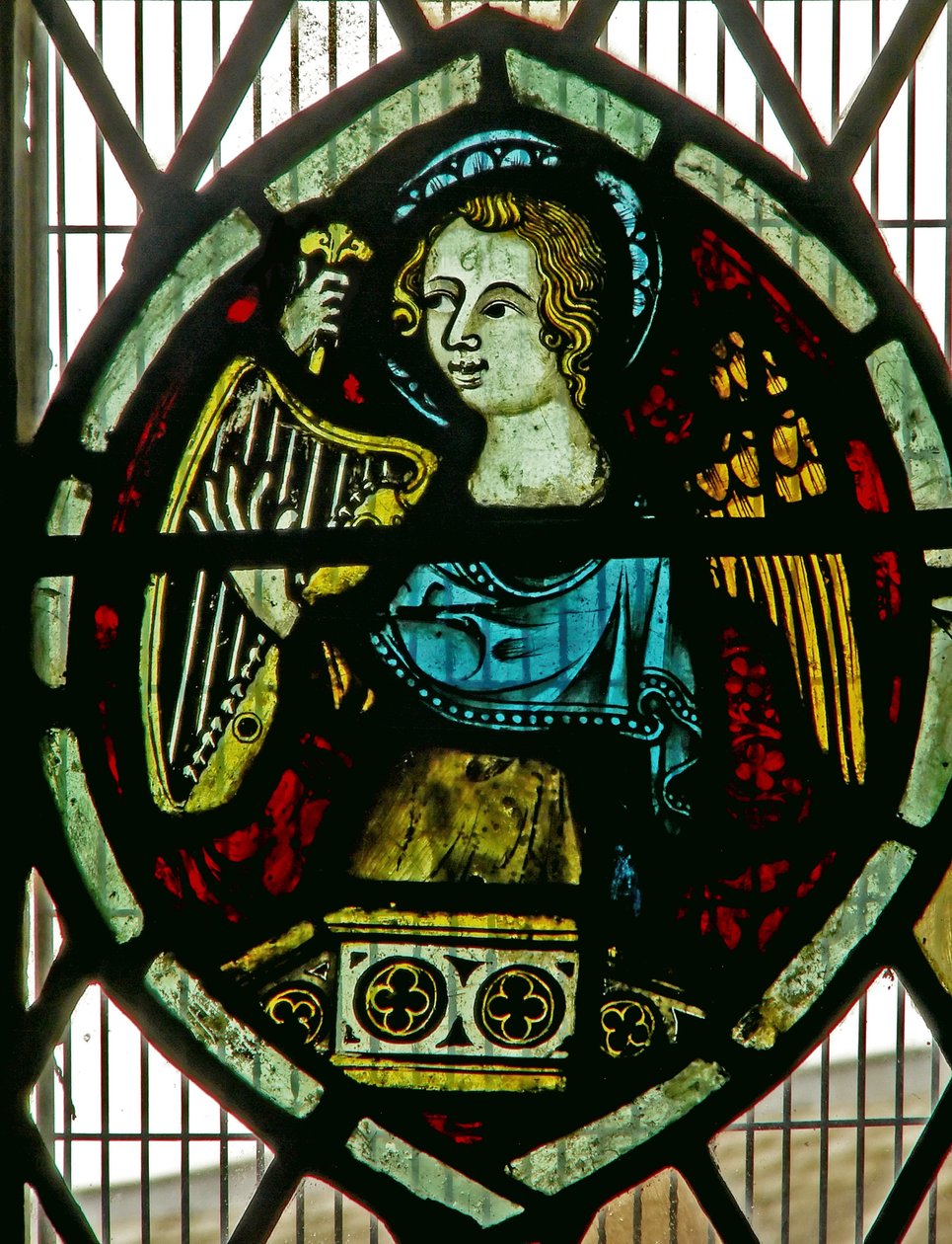 Ventana que representa un ángel tocando un arpa de English School