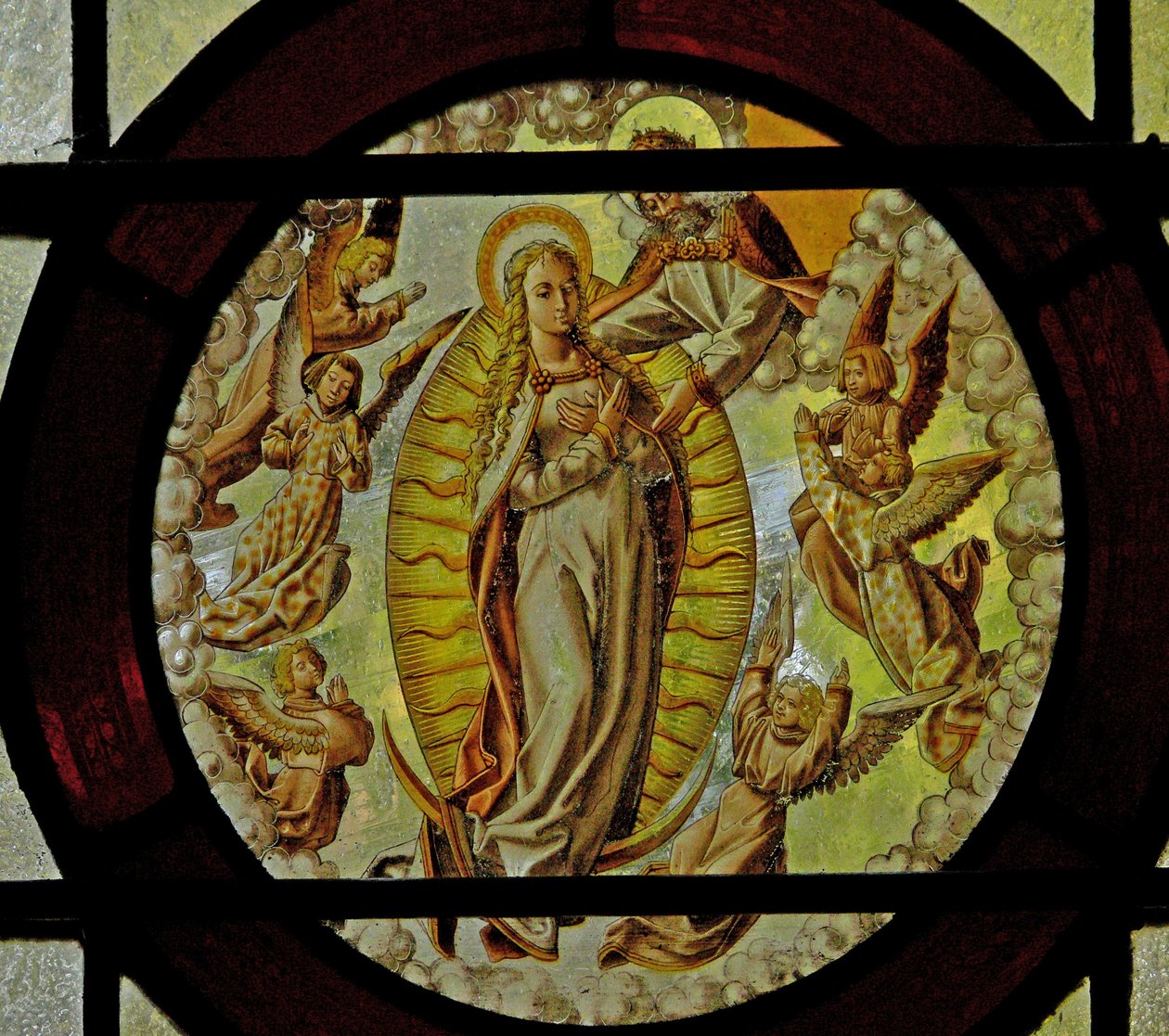 Ventana que representa la Asunción de la Virgen María de English School