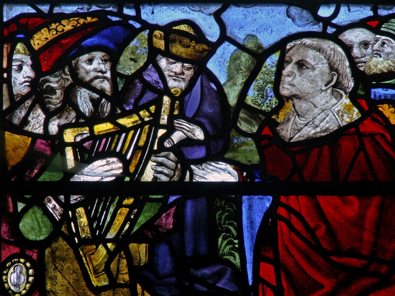 Ventana n-5 que representa una figura con un arpa (detalle) de English School