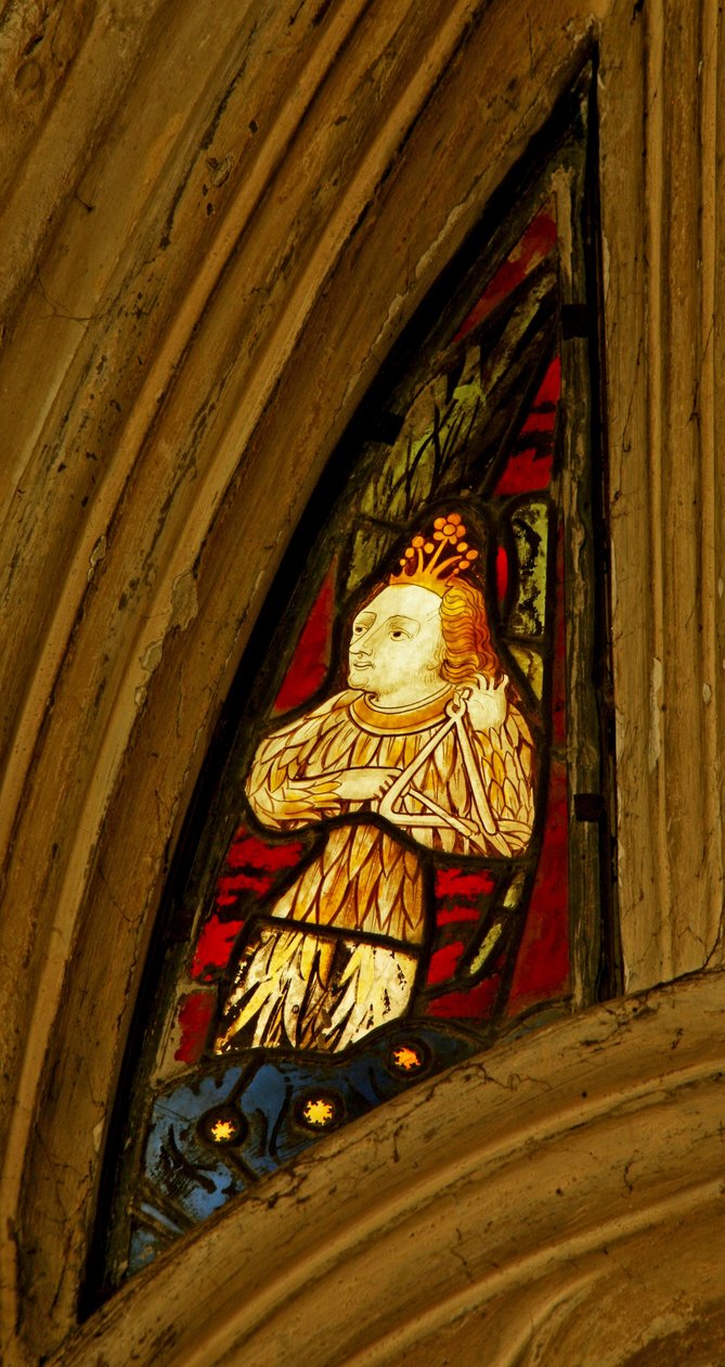 Ventana n1 que representa un ángel músico con un triángulo de English School