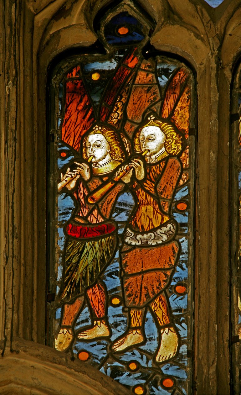 Ventana n1 que representa ángeles músicos con oboes de English School