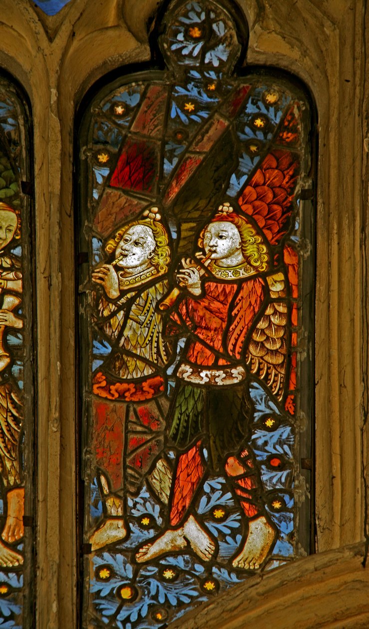 Ventana n1 que representa ángeles músicos con flautas de English School
