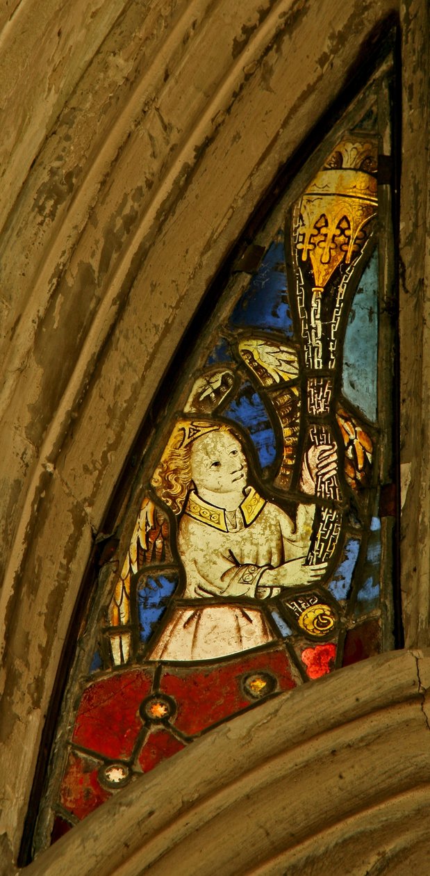 Ventana n2 que representa un ángel con un incensario de English School