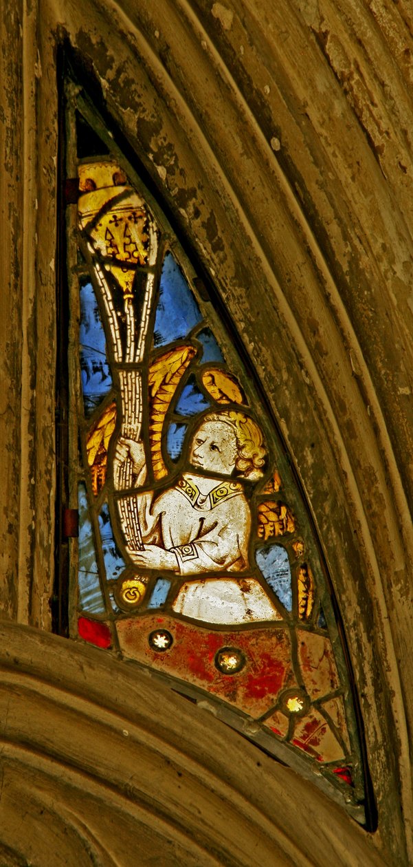 Ventana n2 que representa un ángel con un incensario de English School