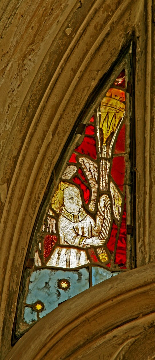 Ventana n2 que representa un ángel con un incensario de English School