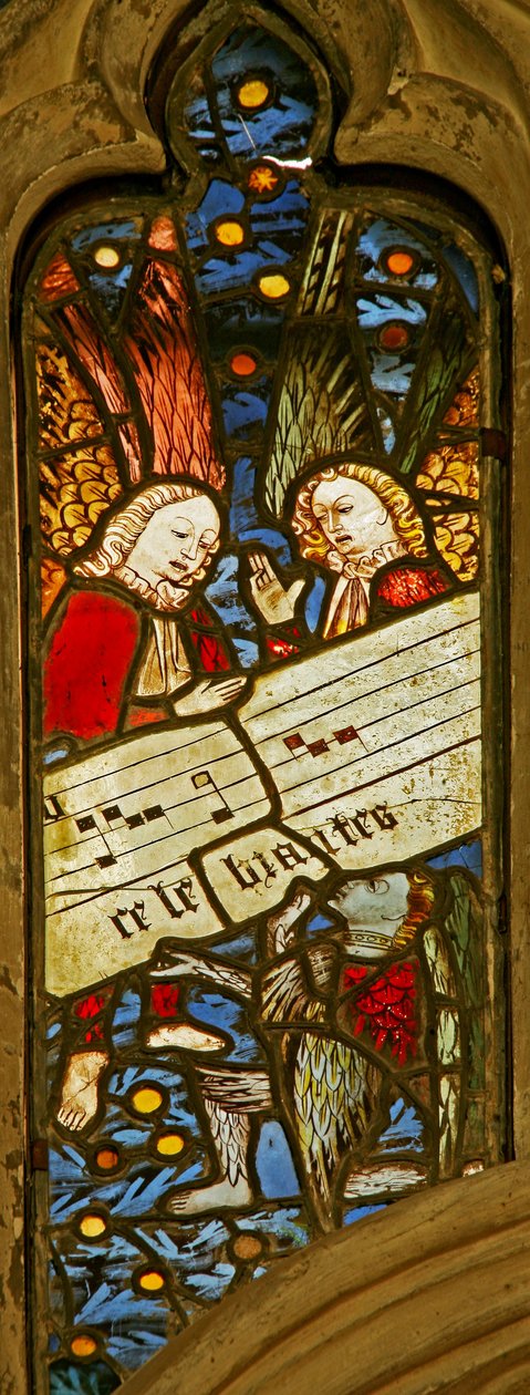 Ventana n2 que representa el coro angelical con partitura musical de English School