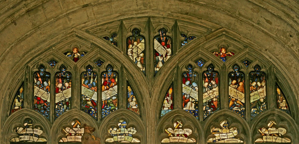Ventana n2 que representa el coro angelical con partitura musical de English School
