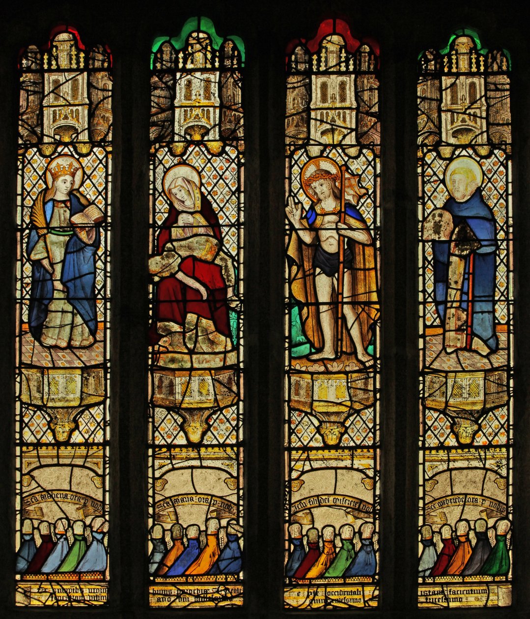 Ventana n3 que representa a Cristo, la Piedad, Santa Mabena, San Mewbred de English School