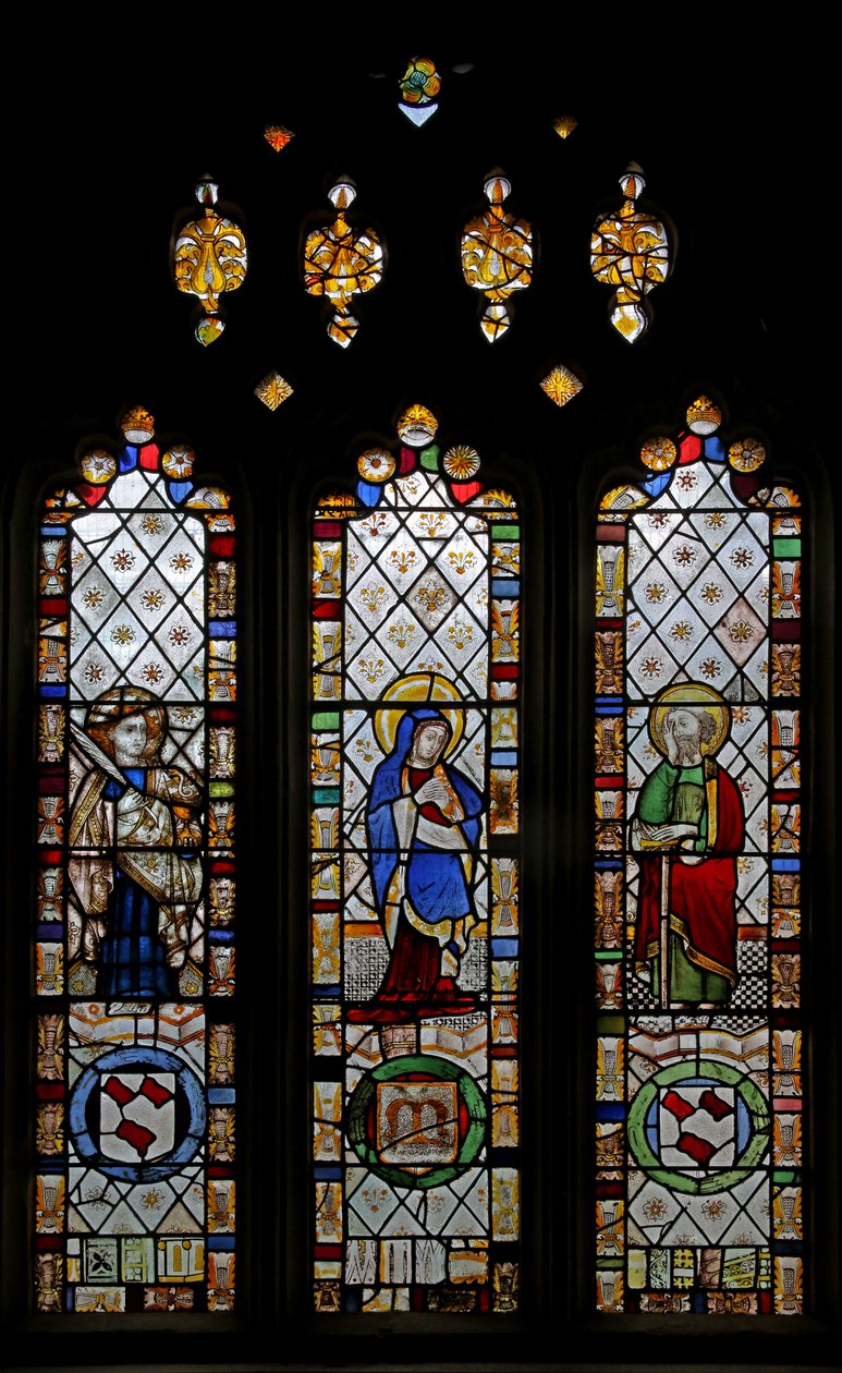 Ventana n3 que representa a San Juan, la Virgen María, San Pablo de English School