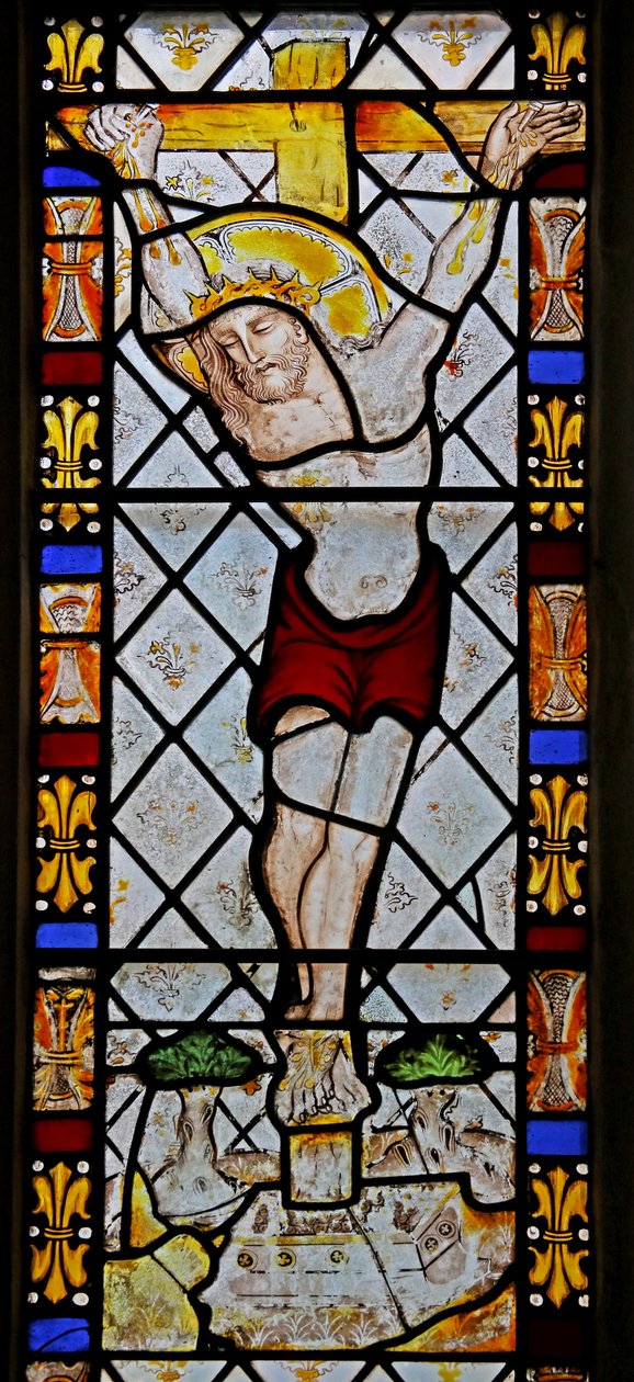 Ventana n3 que representa la Crucifixión de English School