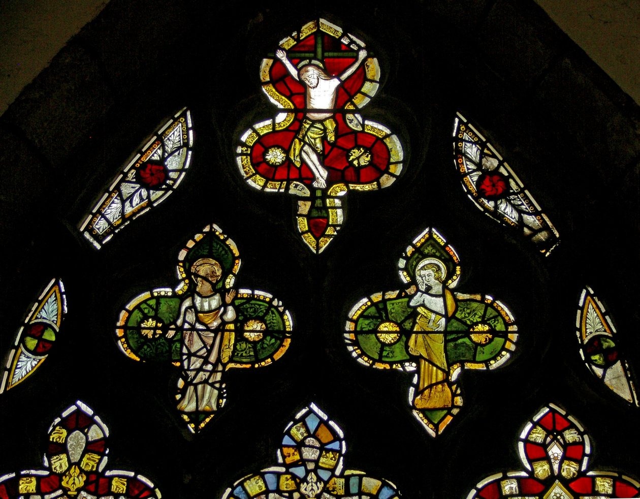 Ventana n3 que representa la Crucifixión con María y Juan de English School