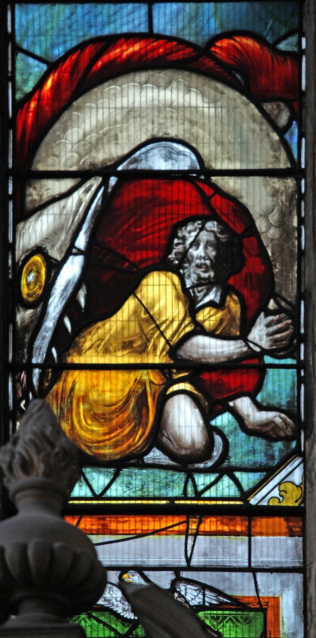 Ventana n4 que representa a Jonás siendo tragado por la ballena (o emergiendo de ella) de English School