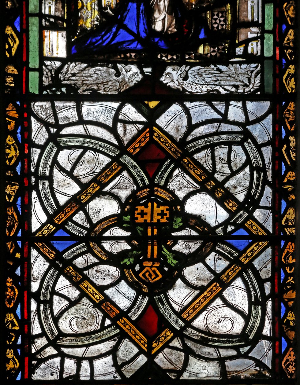 Ventana n4 que representa grisalla y emblema de San Pedro de English School