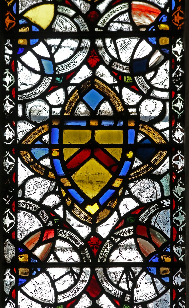 Ventana n4 que representa grisalla y escudo de armas de English School