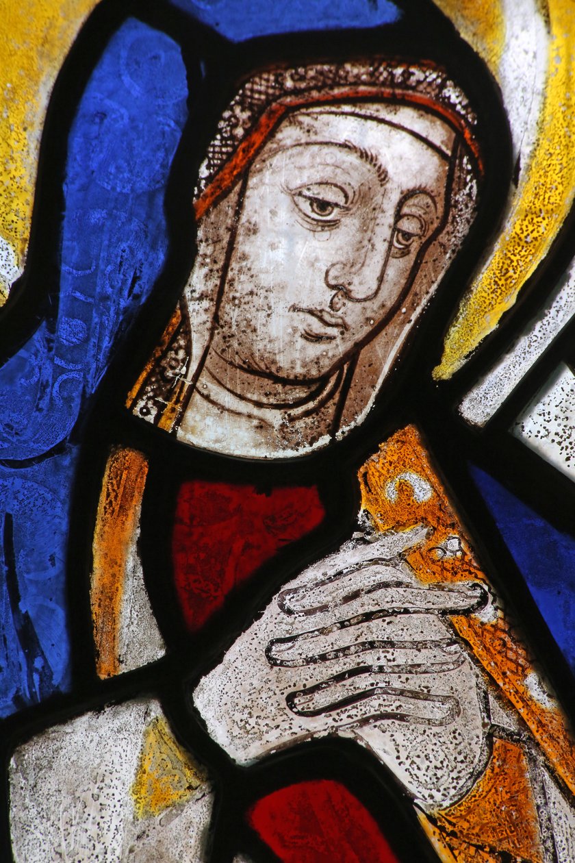 Ventana n4 que representa a la Virgen María de English School