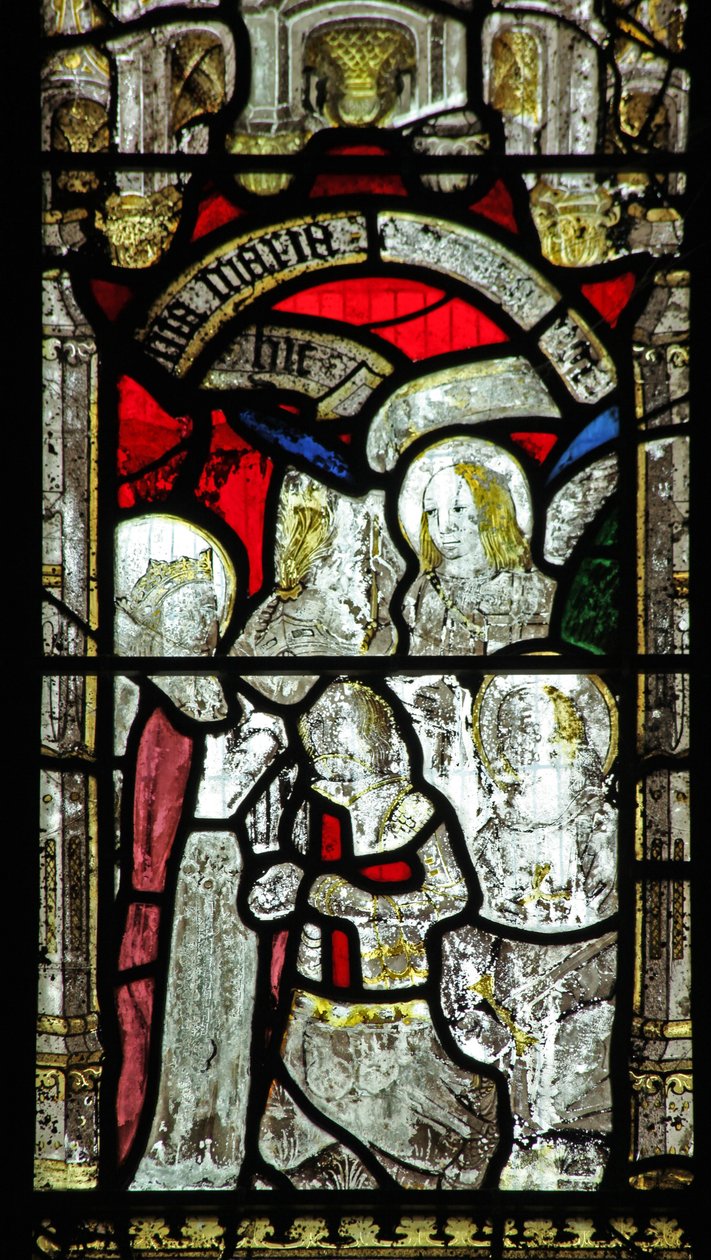Ventana n6 que representa a San Jorge: la Virgen María lo arma de English School