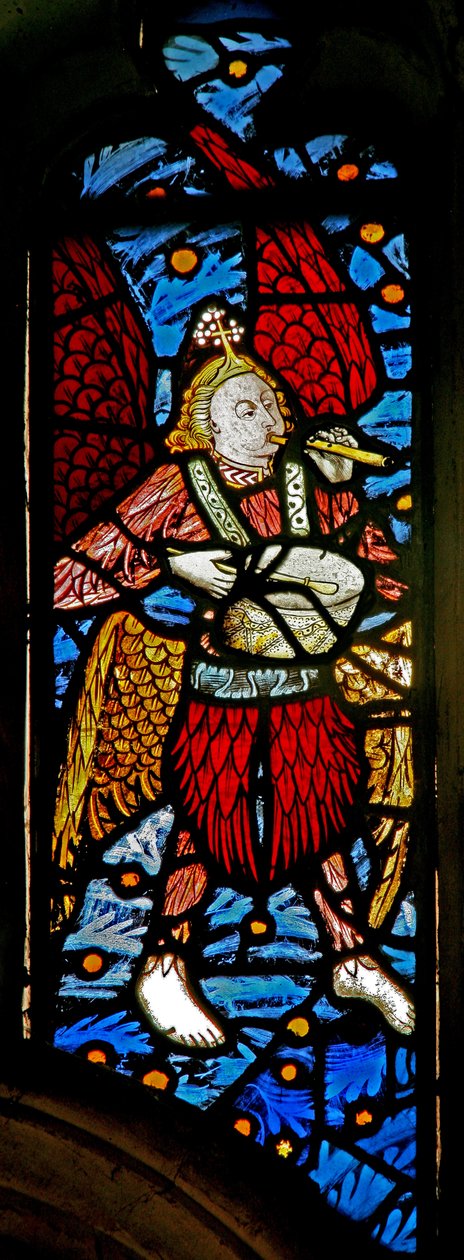 Ventana s1 que representa un ángel músico con flauta y tambor de English School