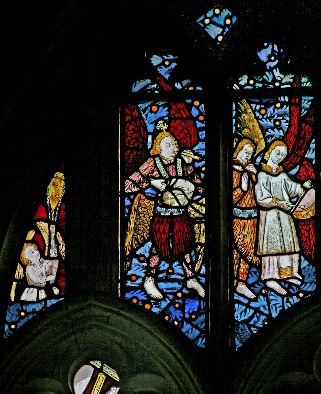 Ventana s1 que representa un ángel incensando; ángeles músicos: flauta y tambor de English School