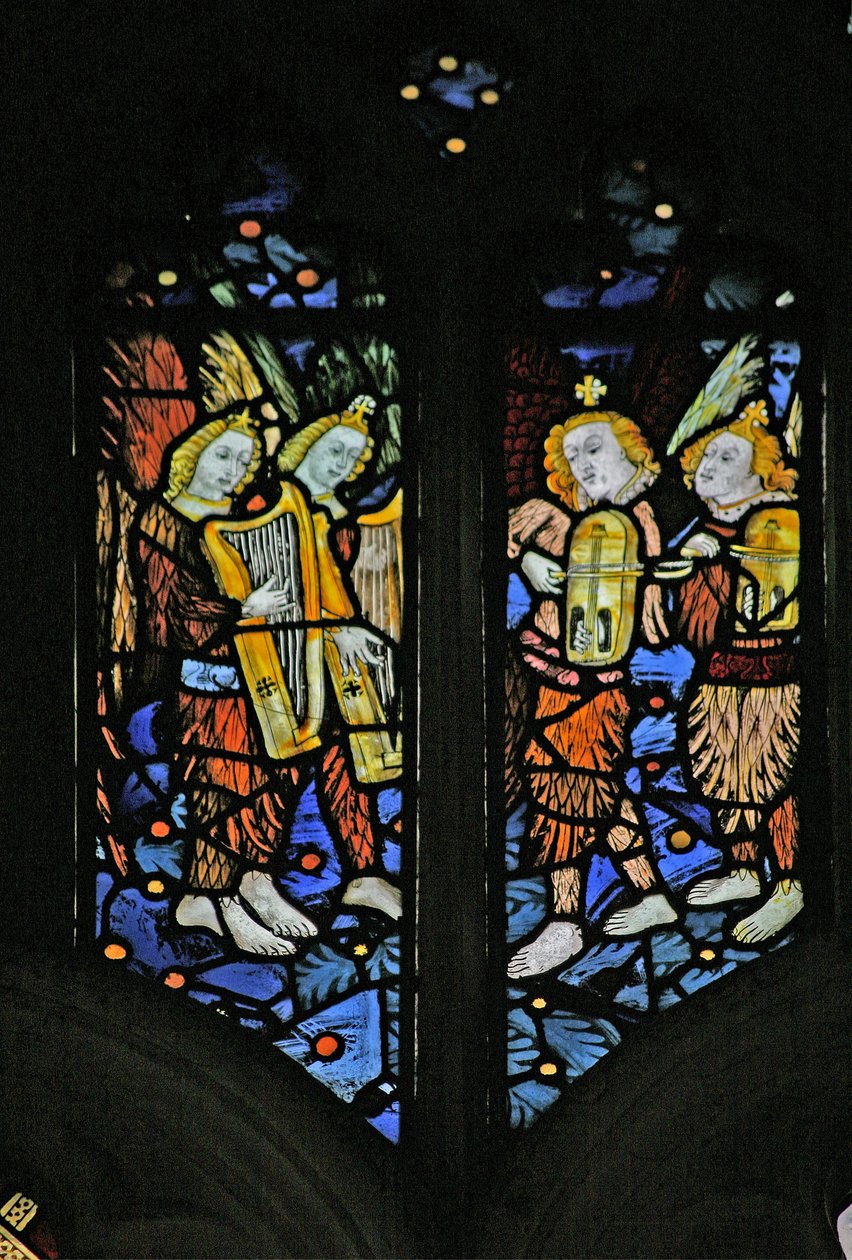 Ventana s1 que representa ángeles músicos con arpas y crwth (violín galés) de English School