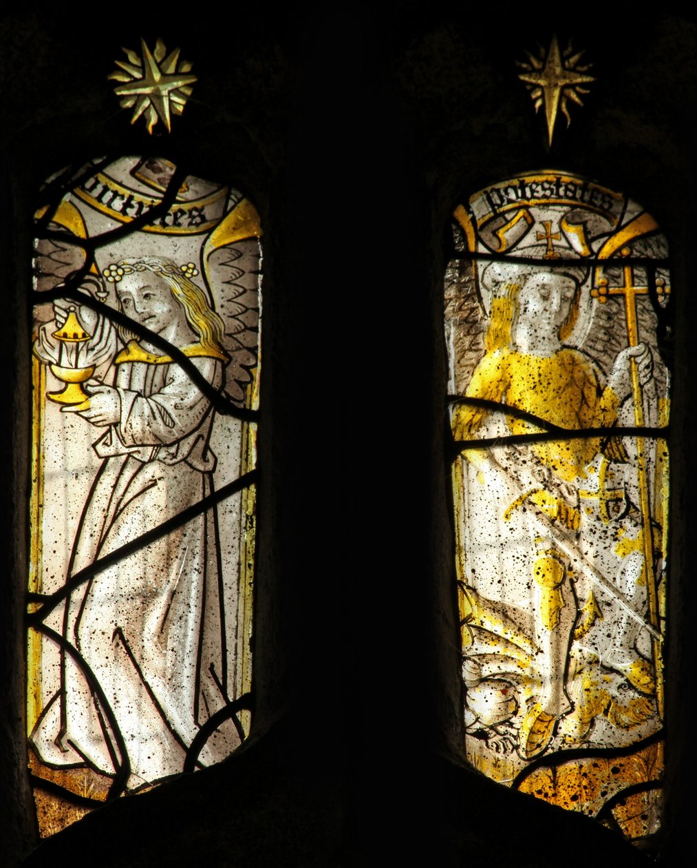 Ventana s1 que representa la Jerarquía angélica: potestades, virtudes de English School