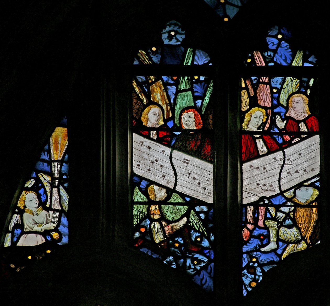 Ventana s2 que representa el coro angelical cantando; ángel incensando de English School