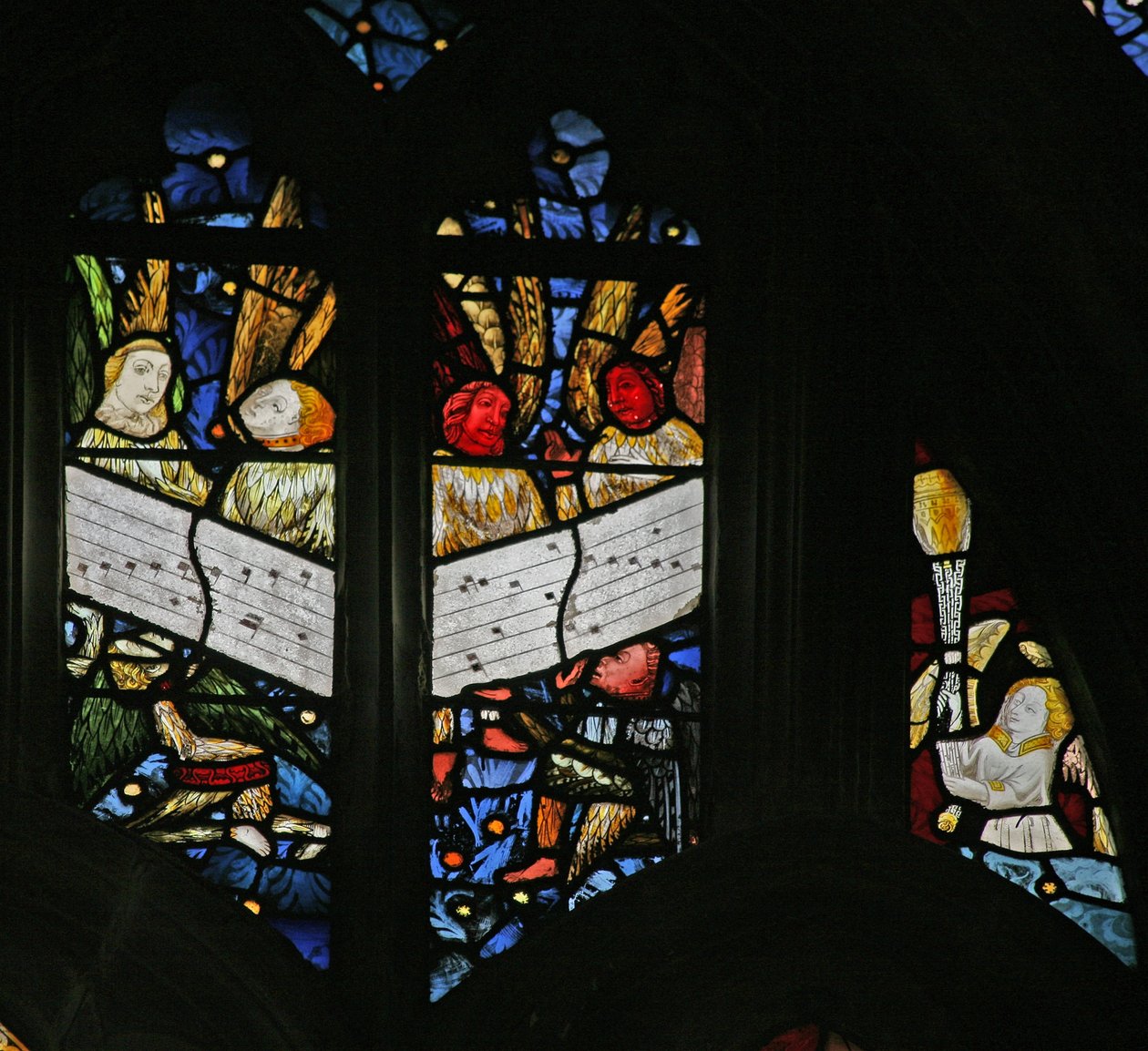 Ventana s2 que representa el coro angelical cantando; ángel incensando de English School
