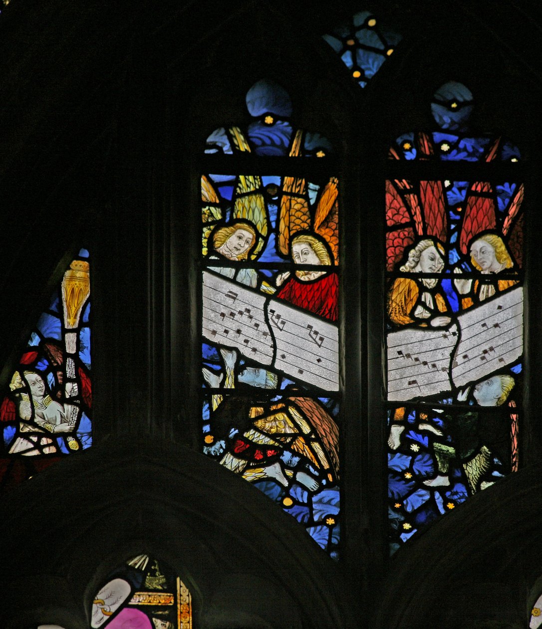 Ventana s2 que representa el coro angelical cantando; ángel incensando de English School