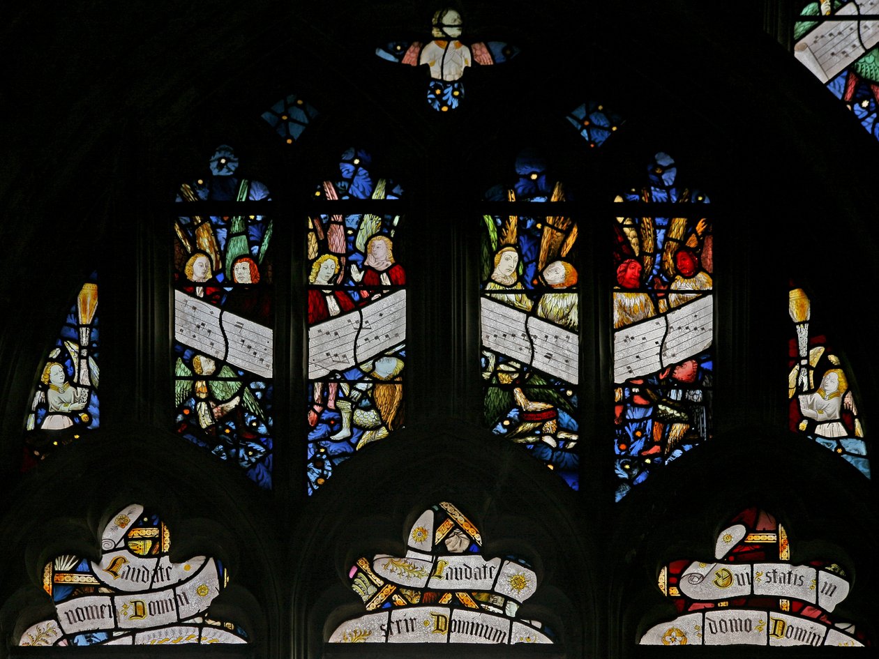 Ventana s2 que representa luces de tracería con ángeles músicos de English School