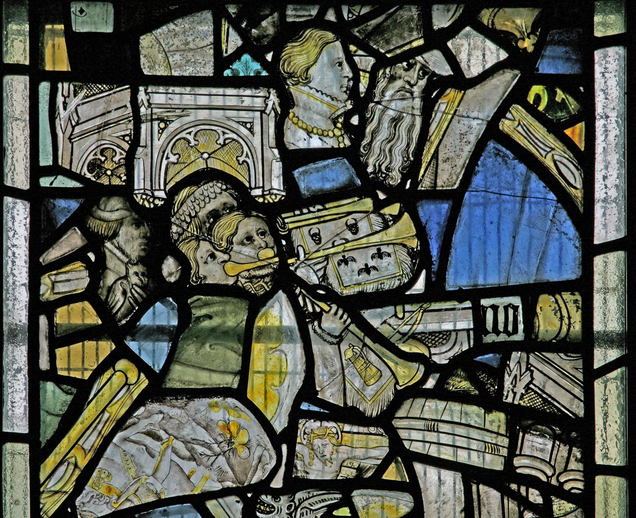 Ventana s3 que representa detalles como trompetistas, fragmentos de una escena de Crucifixión, cabezas y detalles arquitectónicos de English School