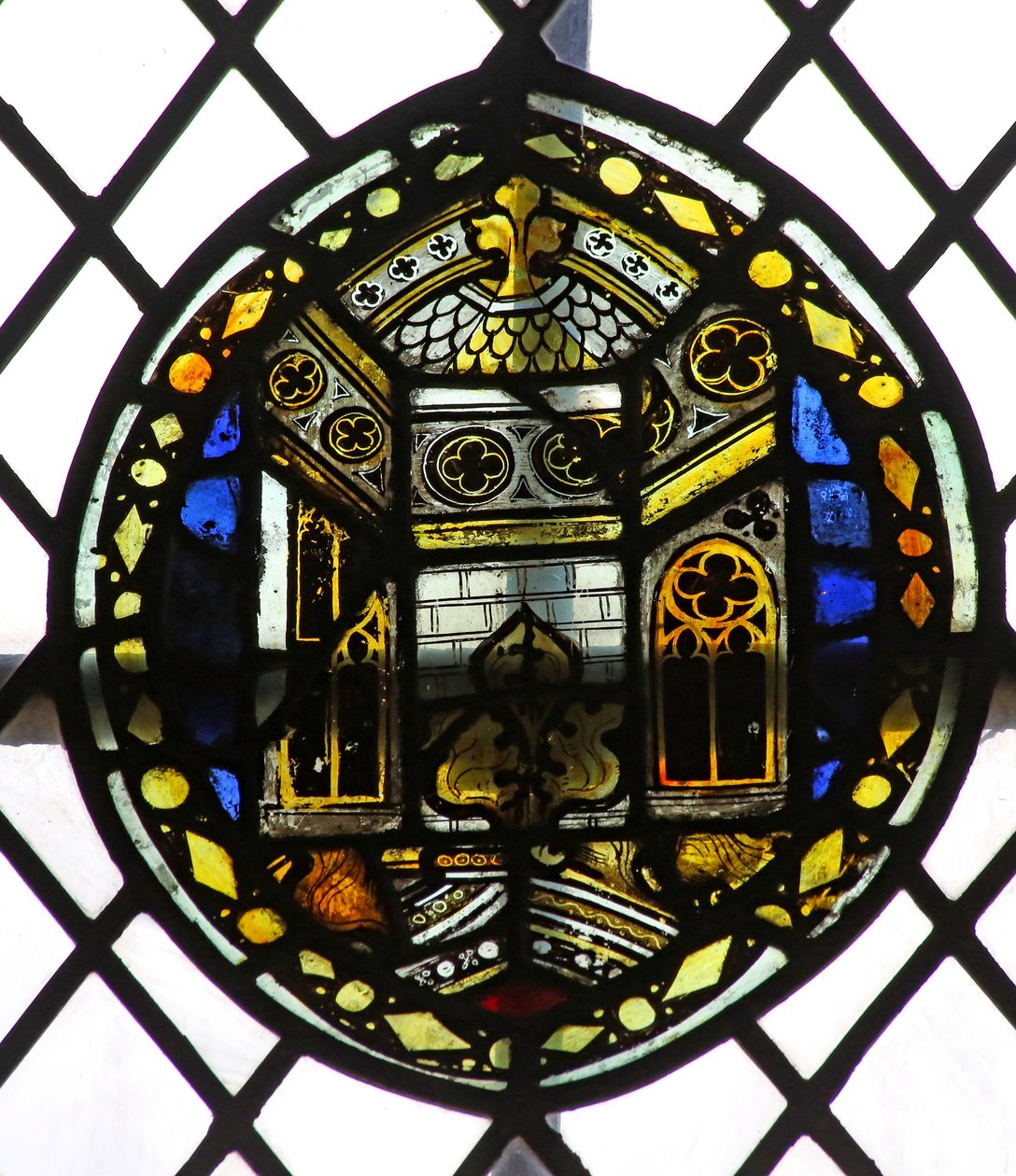 Ventana s4 que representa un escudo con detalle arquitectónico de English School