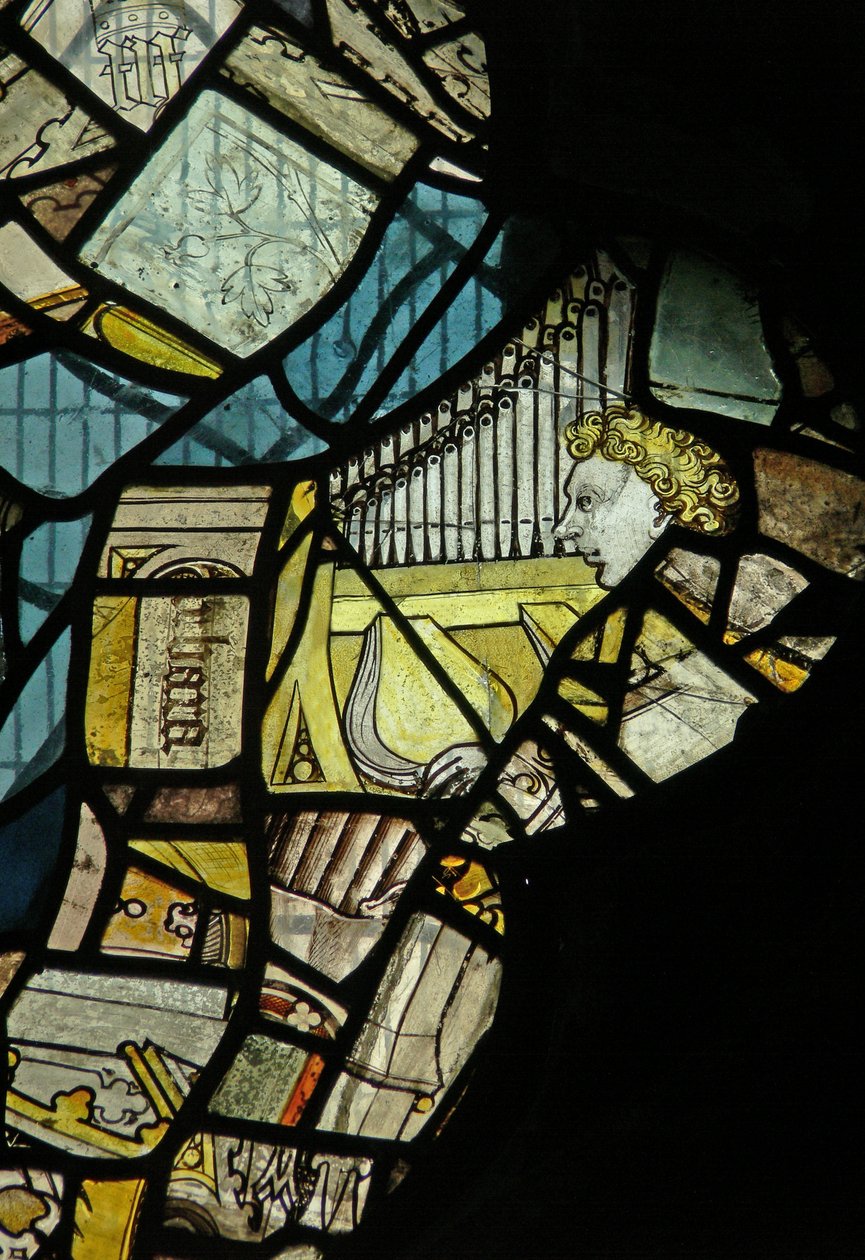 Ventana s4 que representa fragmentos incluyendo un ángel músico con un órgano de English School
