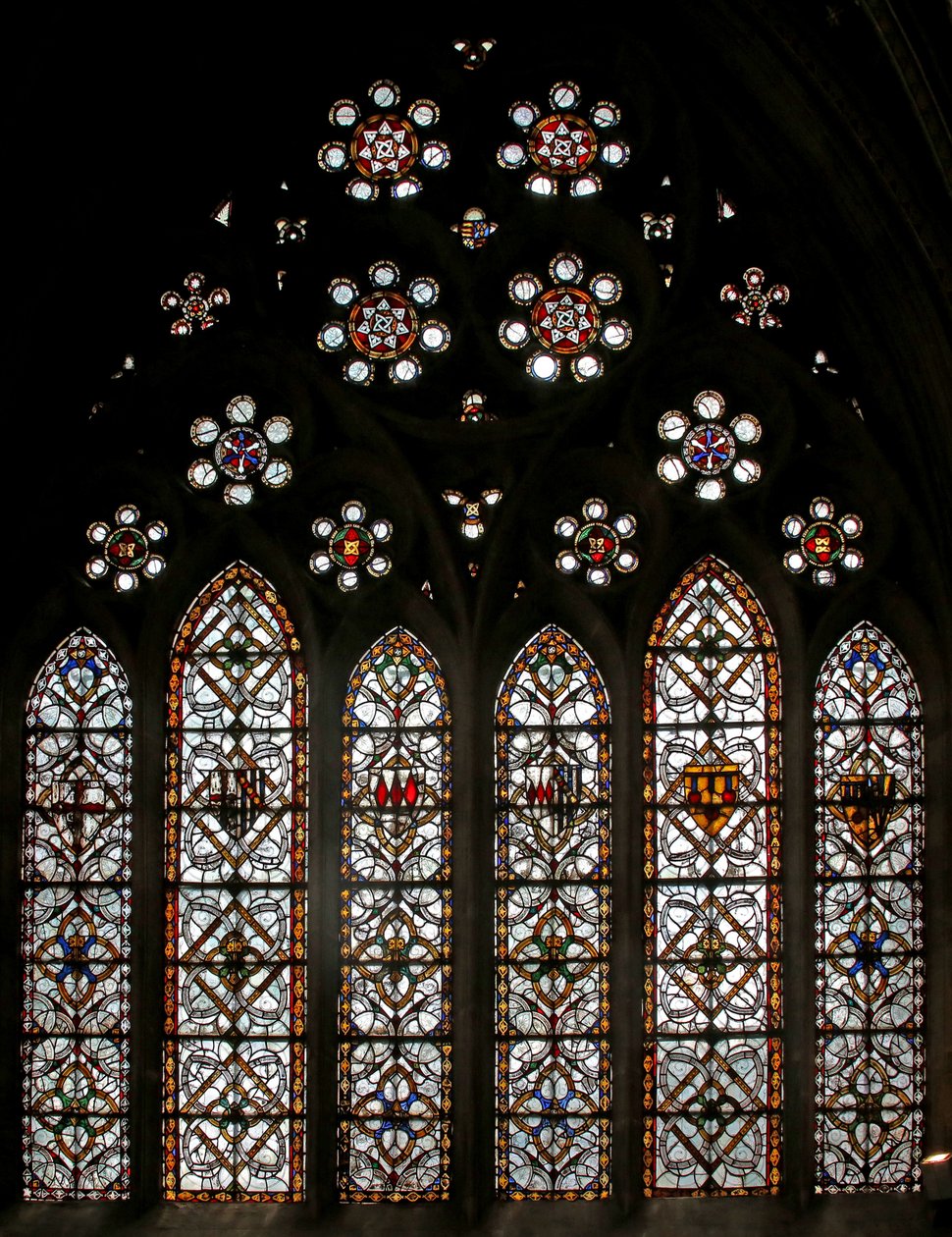 Ventana s5 que representa grisalla geométrica y medallones en las luces del tracería de English School
