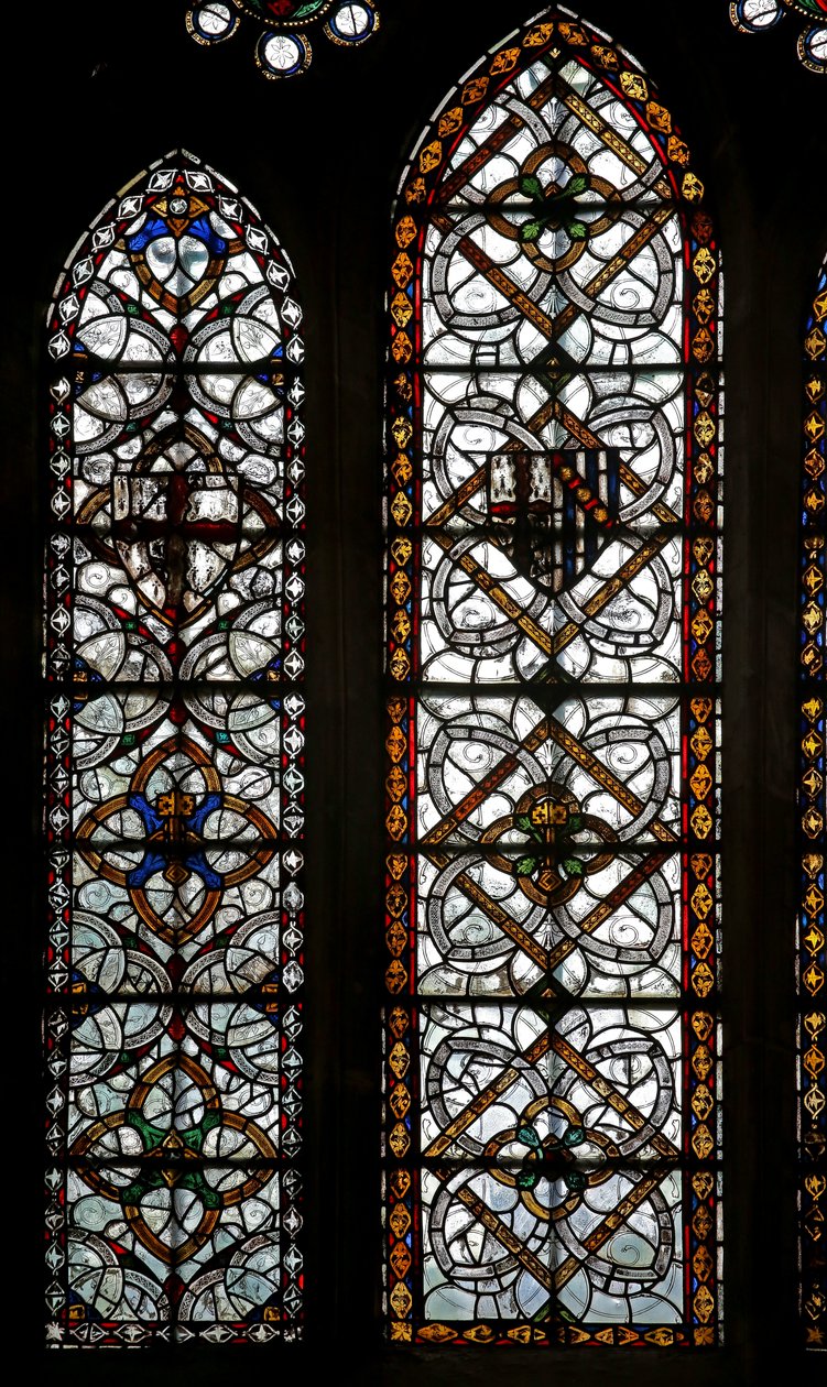 Ventana s5 que representa dos lancetas con grisalla geométrica de English School