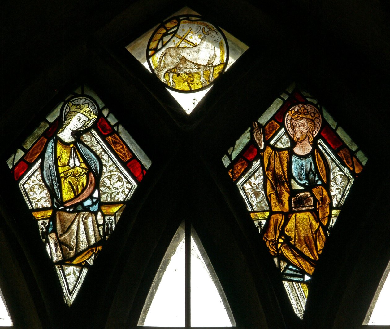 Ventana s6 que representa el toro (¿re San Lucas?) y la Coronación de la Virgen de English School