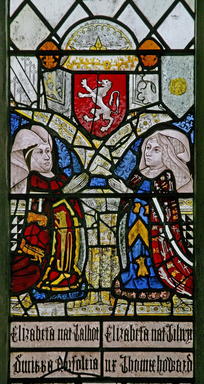 Ventana w1 representando a Elizabeth Talbot, Duquesa de Norfolk y Elizabeth Tilney, Condesa de Surrey con el escudo de armas de la familia Mowbray arriba de English School