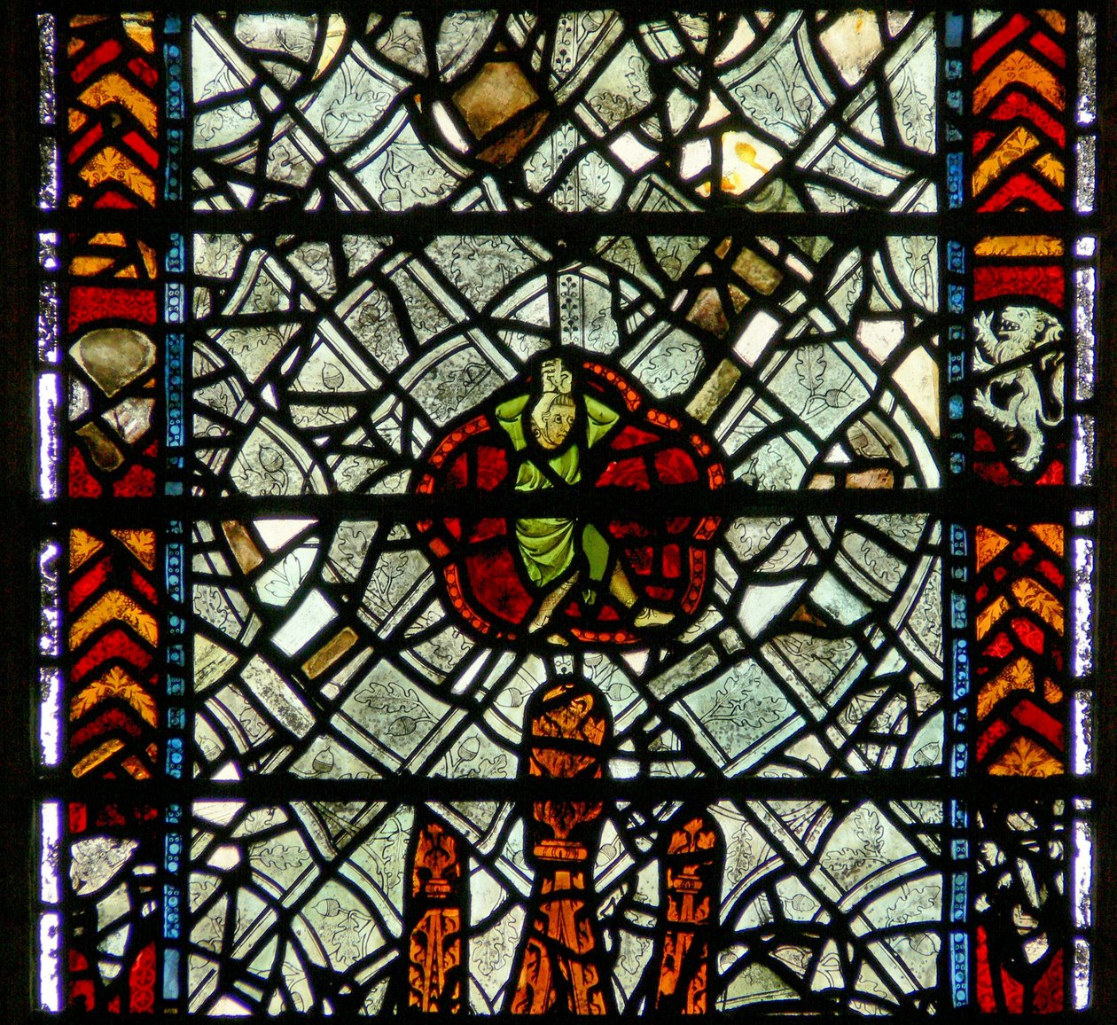 Ventana w39 que representa una figura (extraña) en grisalla de English School