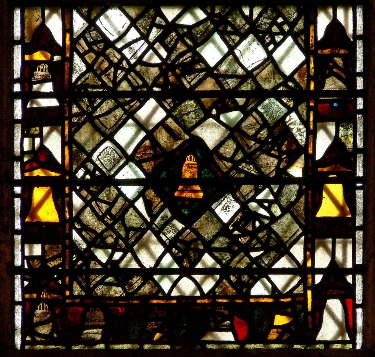 Ventana w41 que representa una campana y grisalla de English School