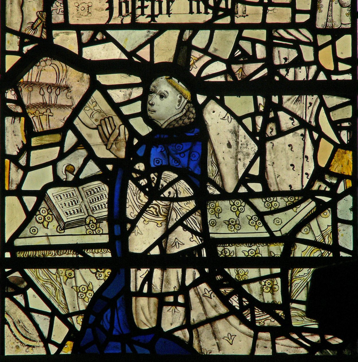 Ventana w46 que representa a un sacerdote donante de English School