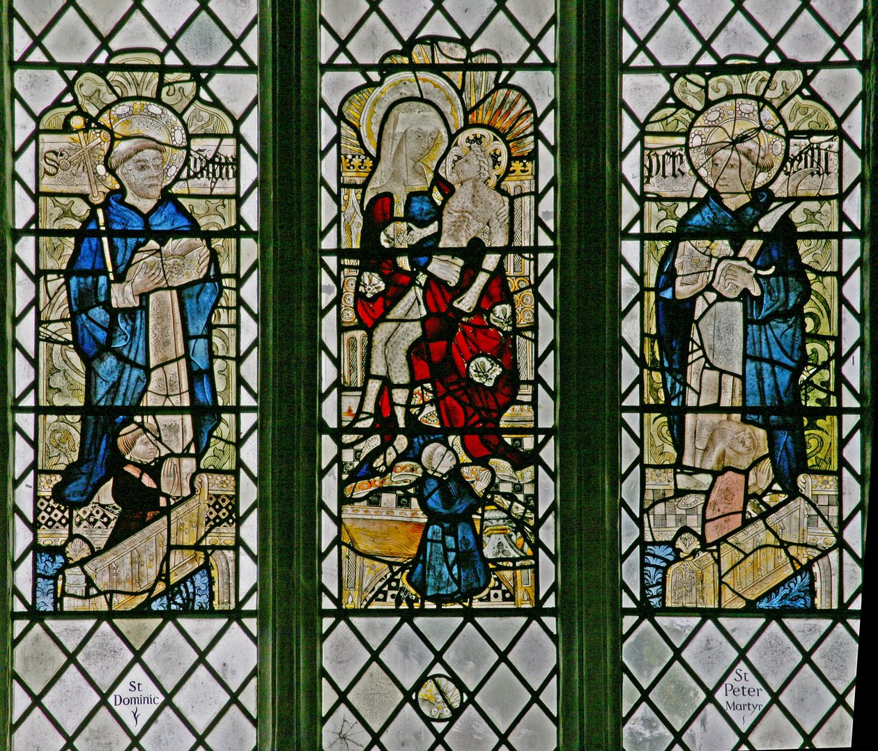 Ventana w4 que representa la Piedad con San Domingo y San Pedro Mártir: pequeñas figuras de donantes de English School