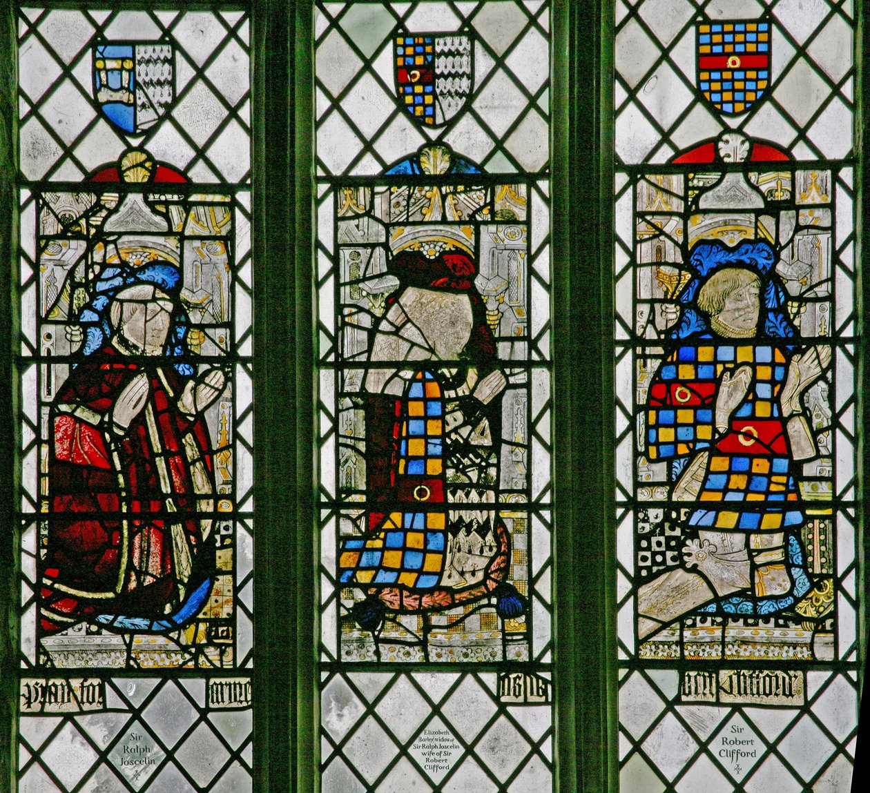 Ventana w5 que representa a Sir Ralph Joscelin, Elizabeth Joselin Clifford, Sir Robert Clifford de English School
