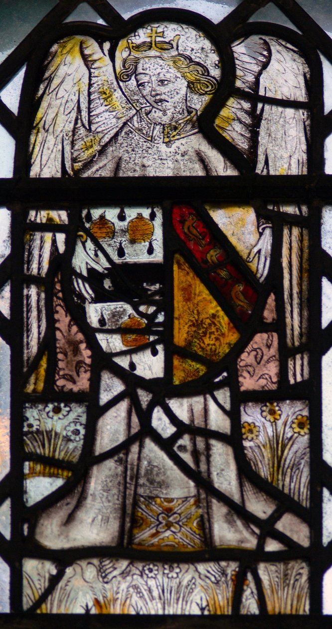 Ventana w5 que representa un ángel con un escudo de armas de English School